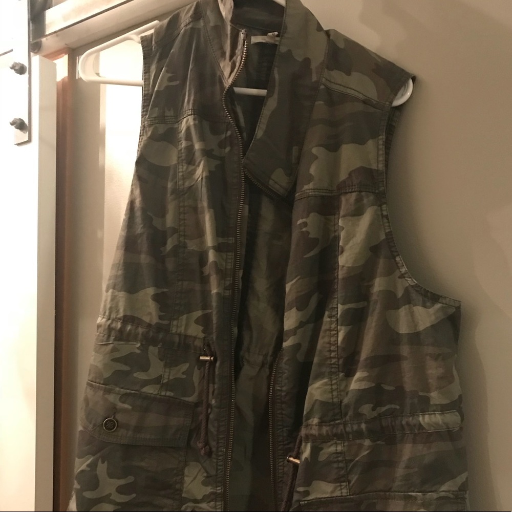 Women’s Camo Zip Vest